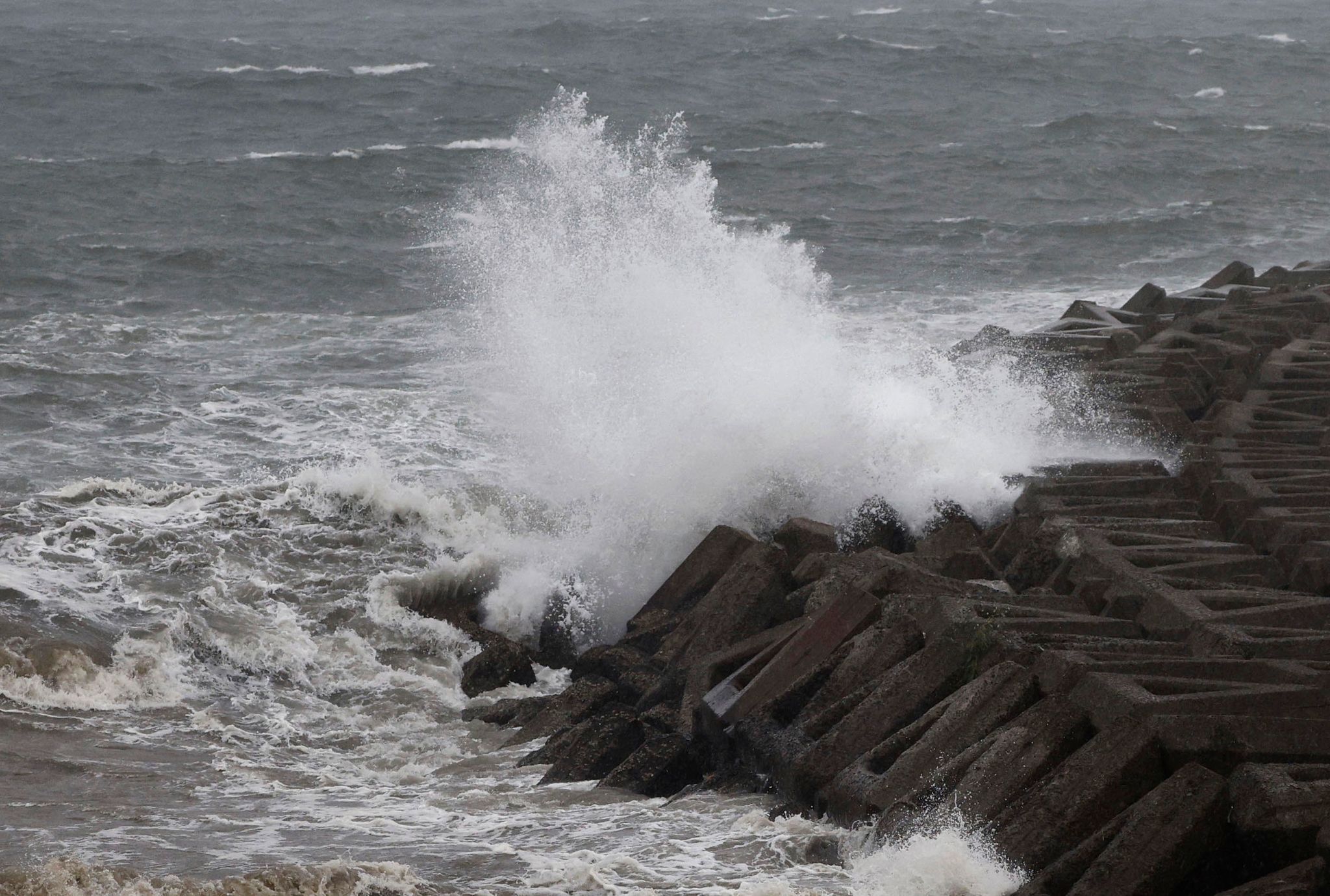 Starker Taifun trifft Kyushu mit heftigen Regenfällen und Winden