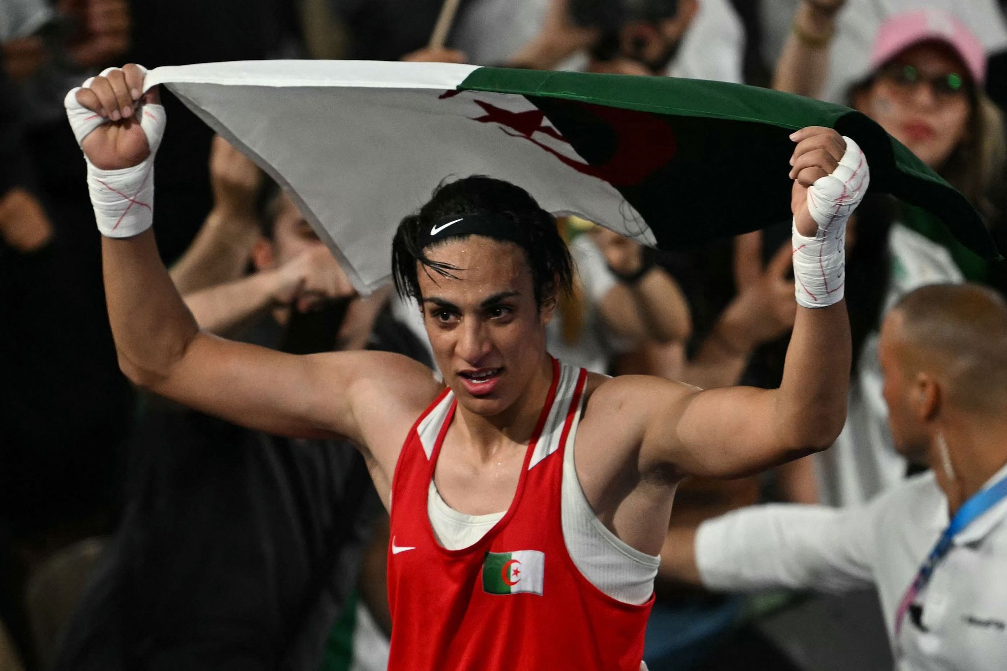 Boxerin Imane Khelif feiert emotionalen Olympiasieg
