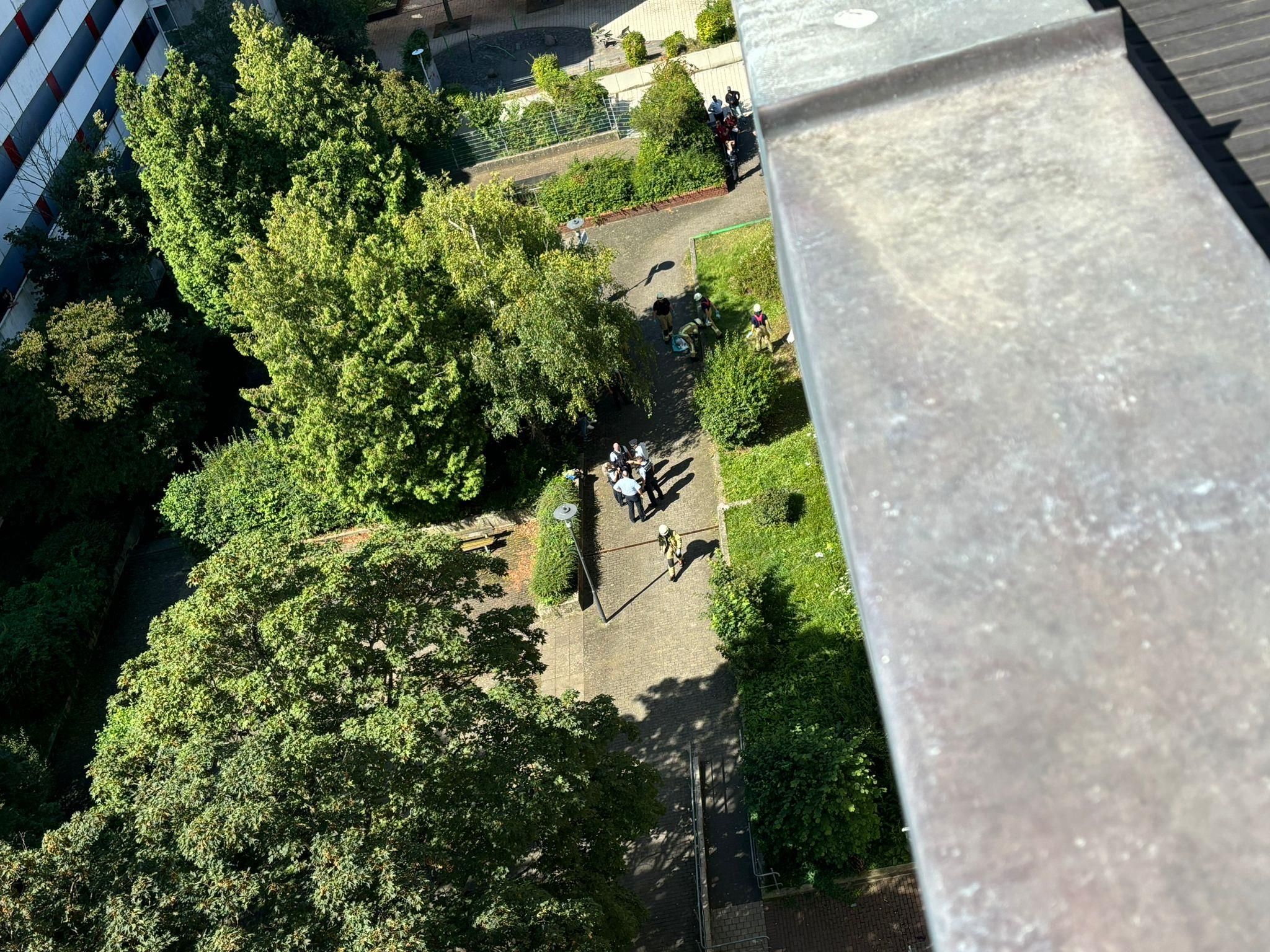 Kind stirbt nach Sturz aus Hochhaus – tragischer Unfall