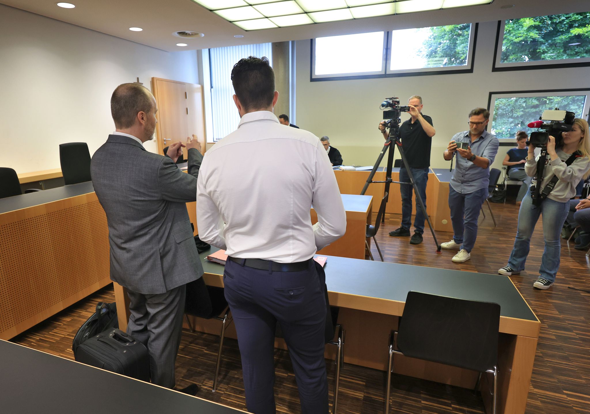 Polizist schießt bei Wasserschlacht mit Dienstwaffe in Polizeibus