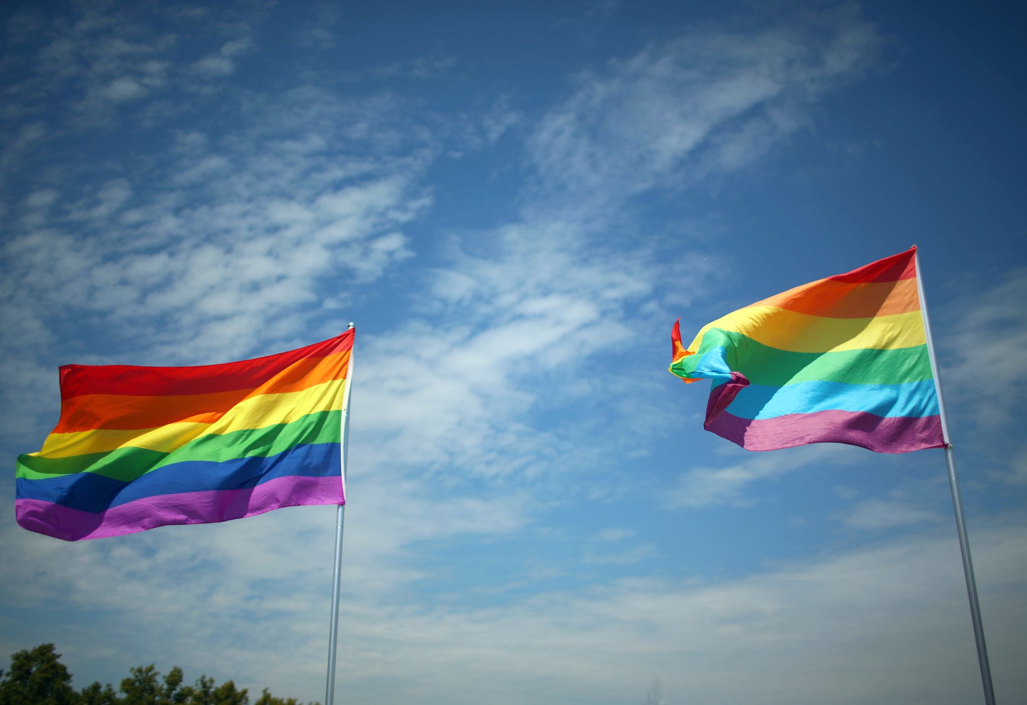 Erneut Regenbogenflagge durch Hakenkreuzfahne ersetzt