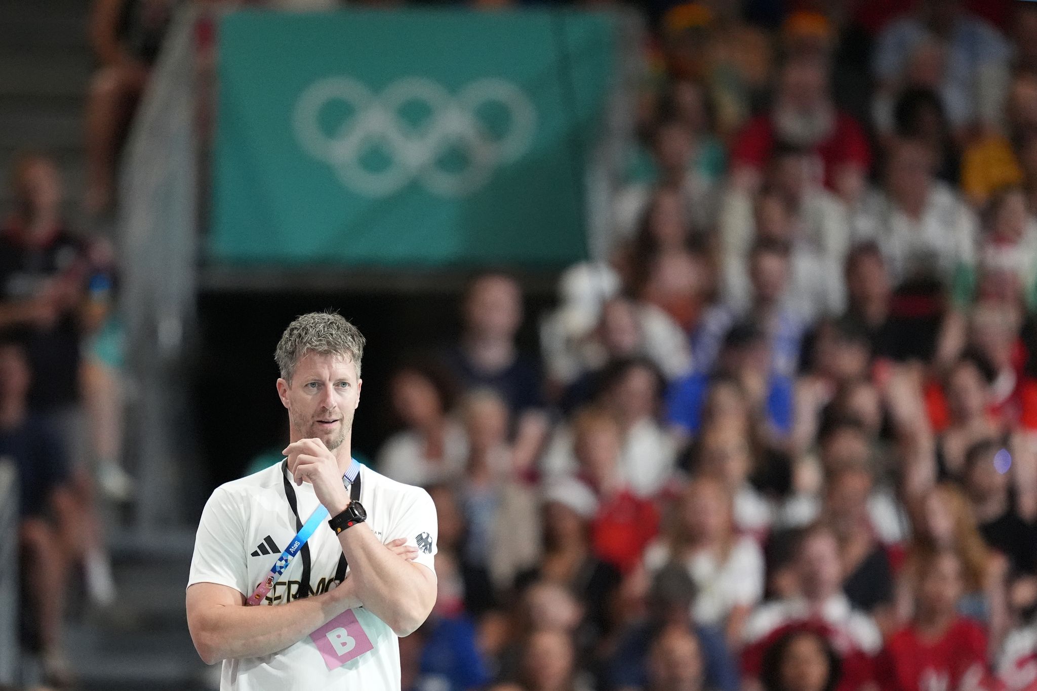Dänemark zu stark: Handballerinnen zittern um Viertelfinale