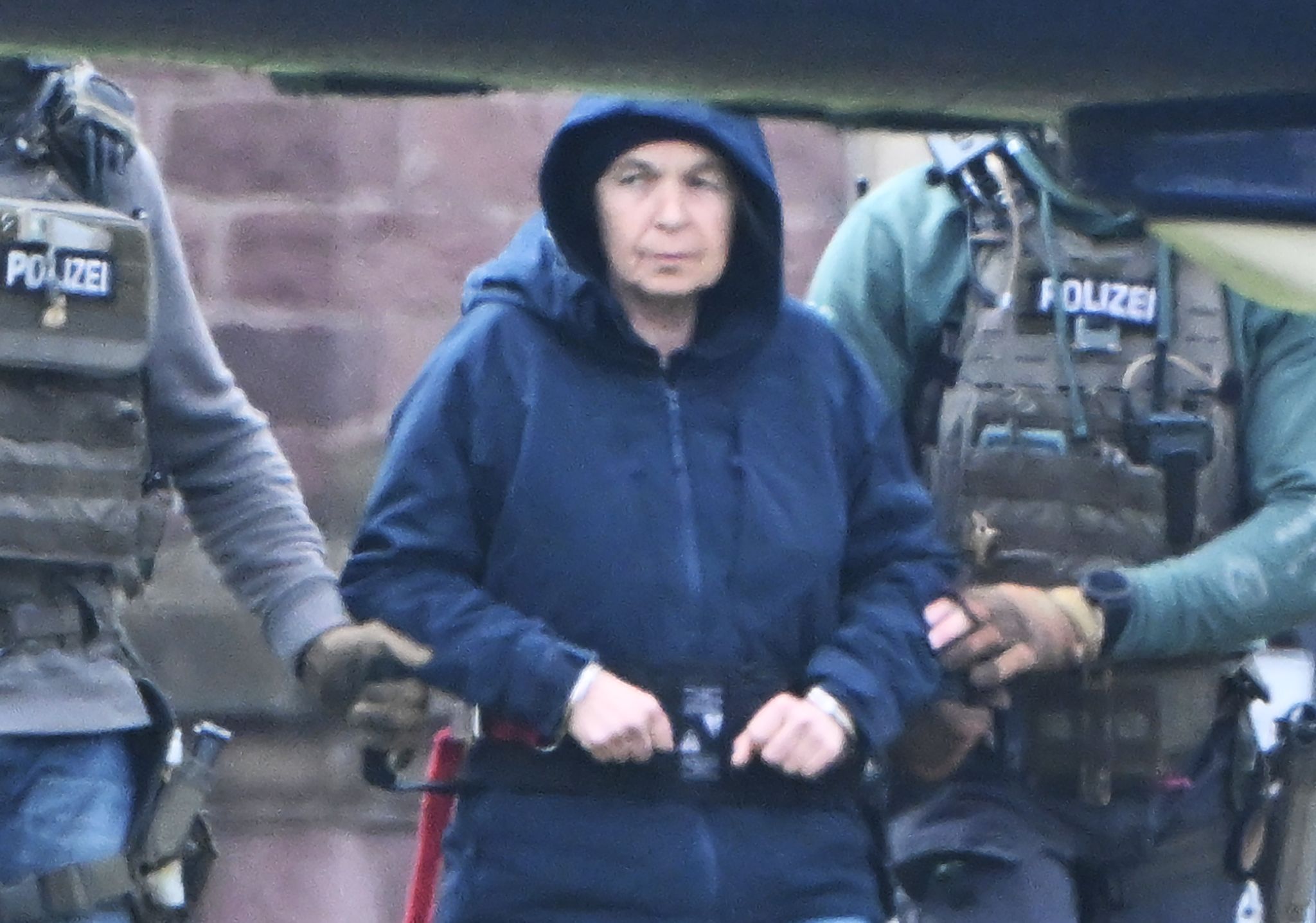 RAF-Terroristin bestreitet Mordversuche, spricht von Denunziation und Medienhetze