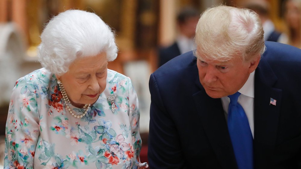 Trump behauptet, er sei der Lieblingspräsident der Queen gewesen