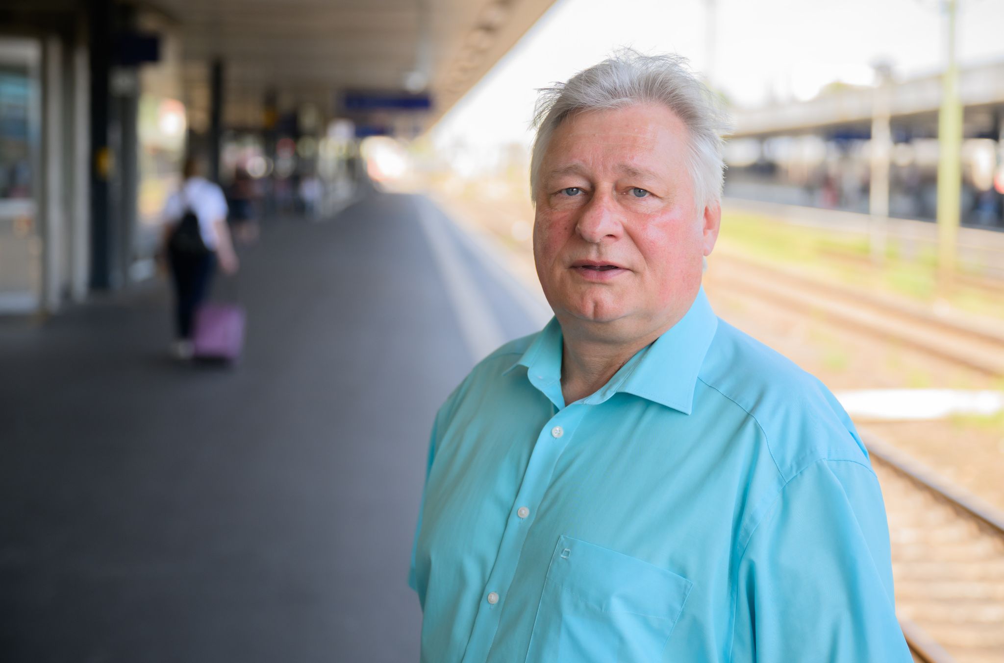 Deutsche Bahn kündigt Stellenabbau an,Verunsicherung bei Konzernbeschäftigten – Fachkräftemangel bedroht Schienenbranche.