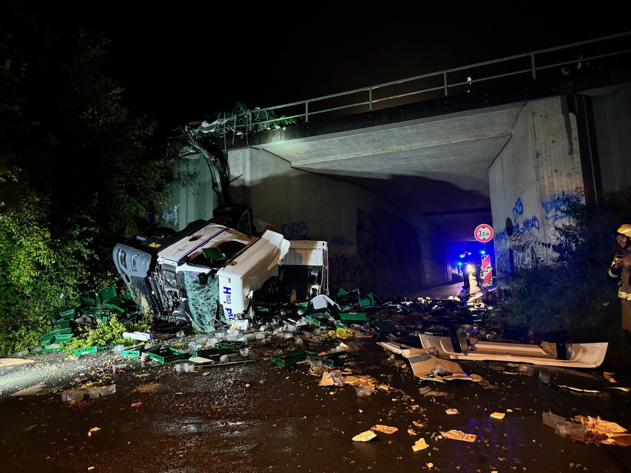 Lastwagen stürzt von Brücke – Fahrer schwer verletzt