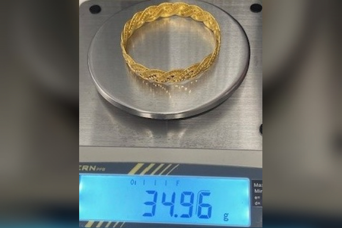 Hamburg: Schmuggelte Goldarmreife entdeckt