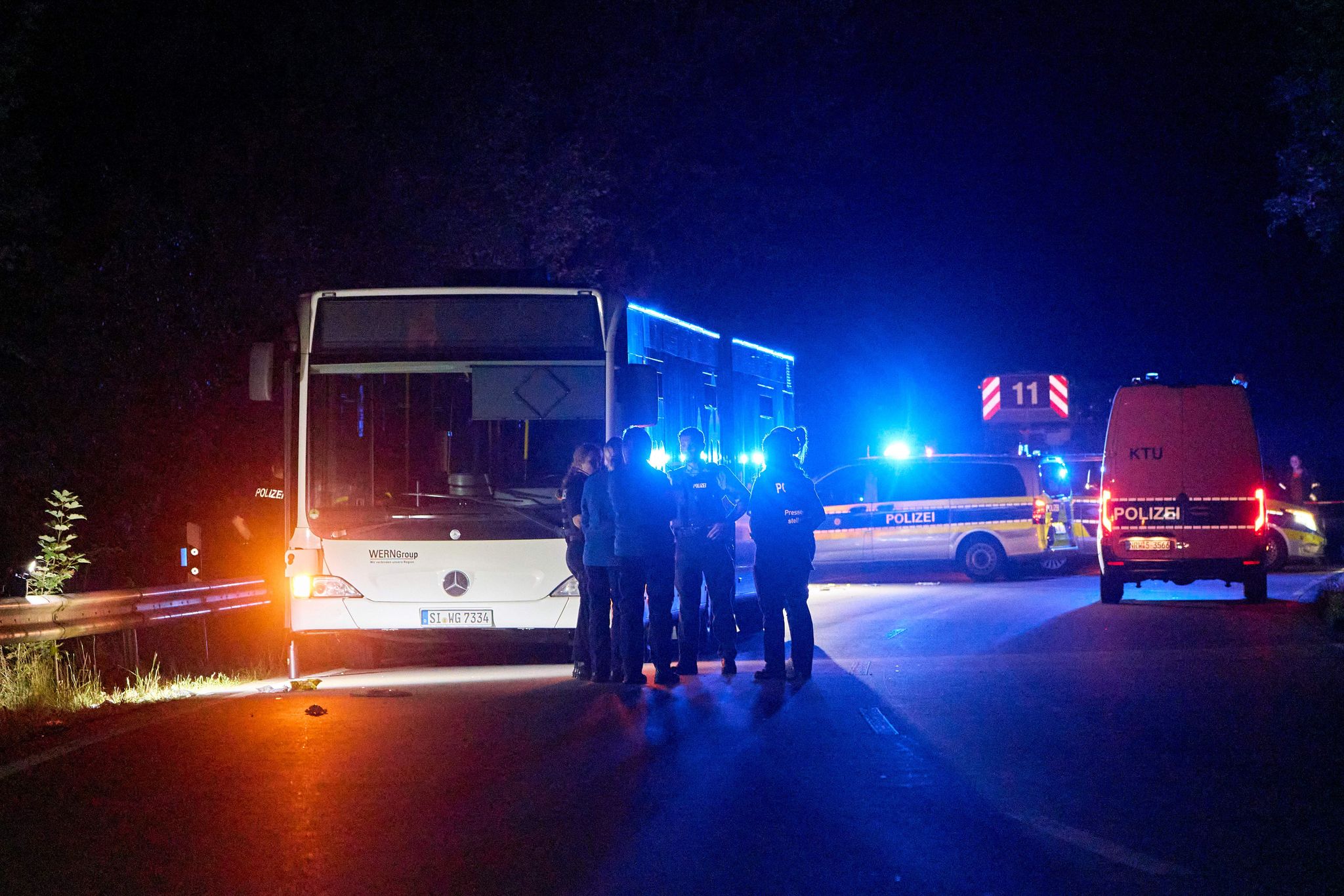 Bus-Attacke in Siegen: Frau sticht auf Passagiere ein