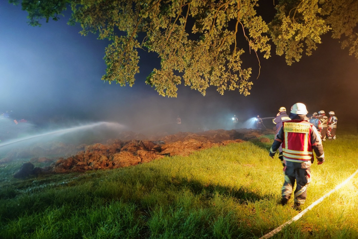 Quickborn: Heuballenbrand im Kampmoorweg