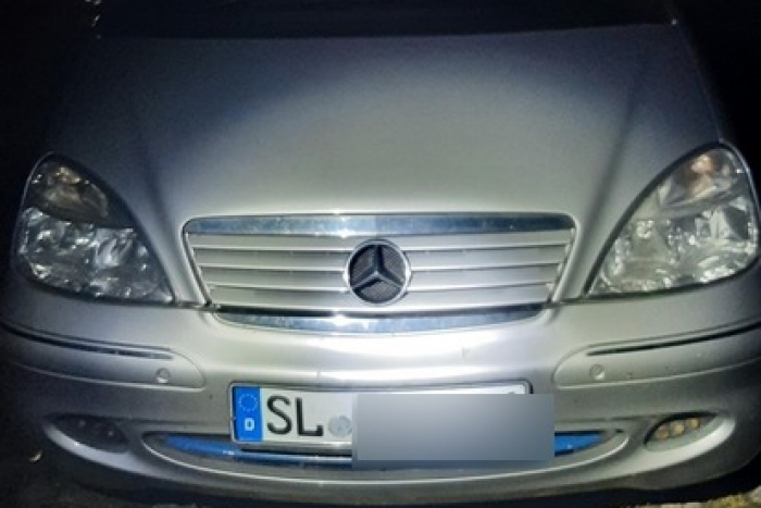 Flensburg: Auto nicht versichert; Beifahrerin bietet Polizisten Geld an