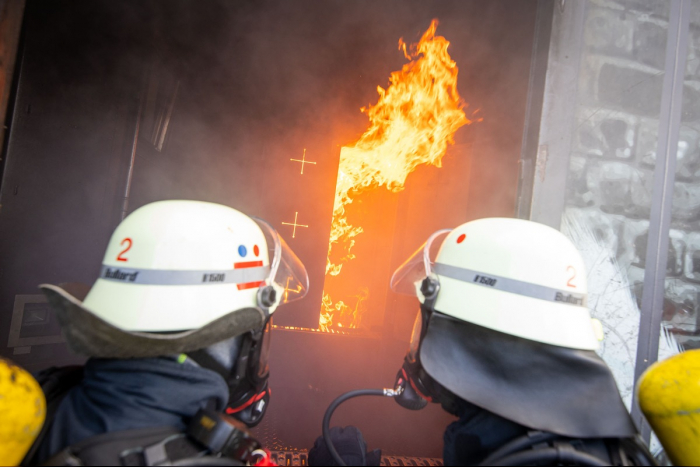 Idstein: 348 Feuerwehrleute im echten Feuer ausgebildet