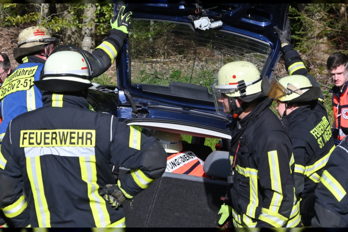 Spiesen-Elversberg: Verkehrsunfall auf L112, Feuerwehren retten Verletzte nach Kollision zweier PKW.