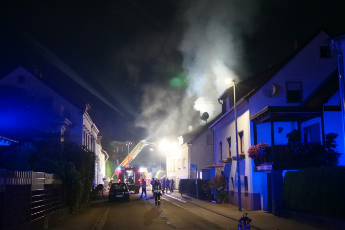 Feuerwehr Ottweiler kämpft gegen Dachstuhlbrand