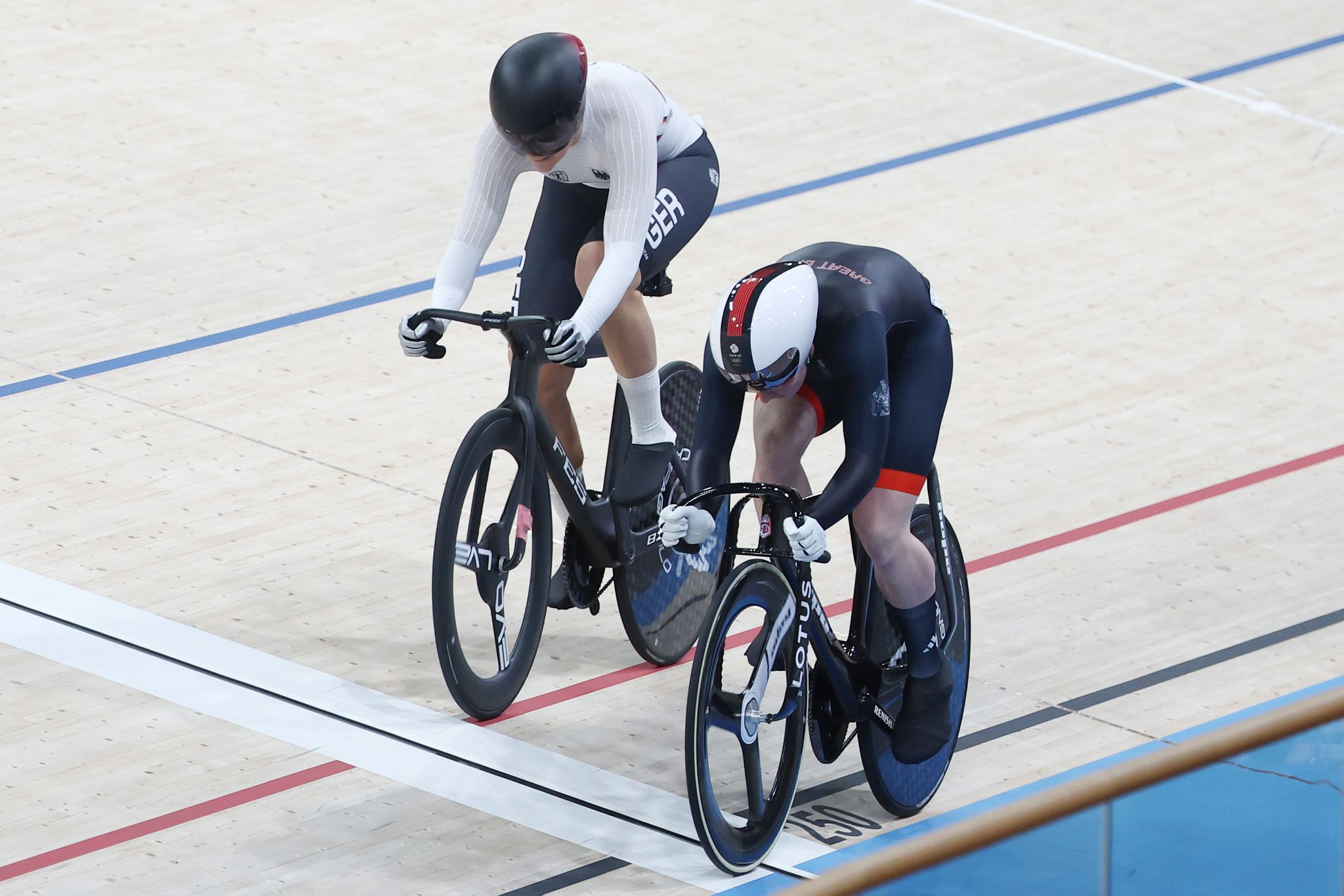 Ex-Weltmeisterinnen Friedrich und Hinze im Keirin-Halbfinale bei Olympia