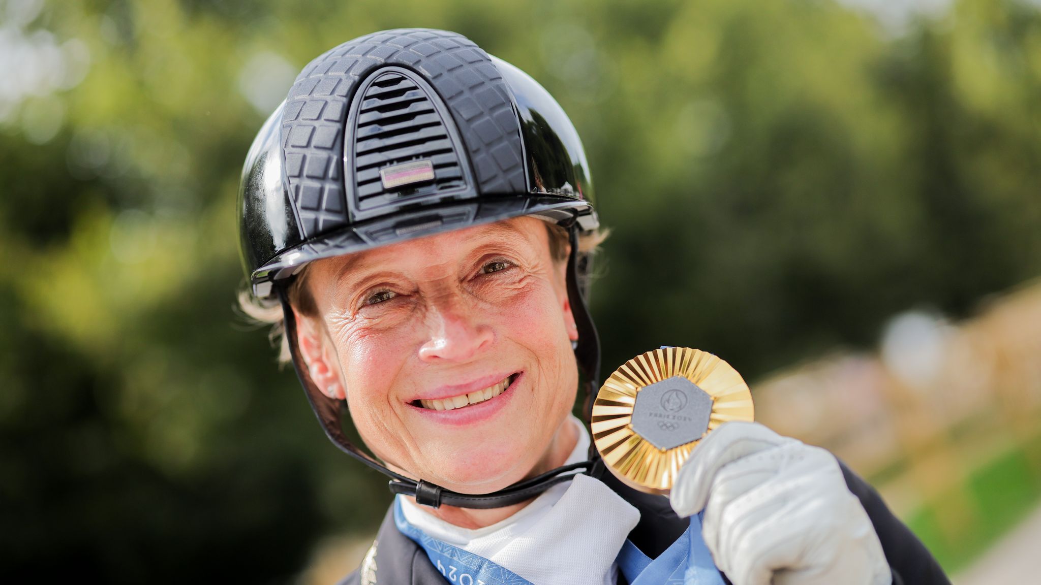 Goldregen in Versailles: Von Bredow-Werndl holt zweites Gold bei Olympia