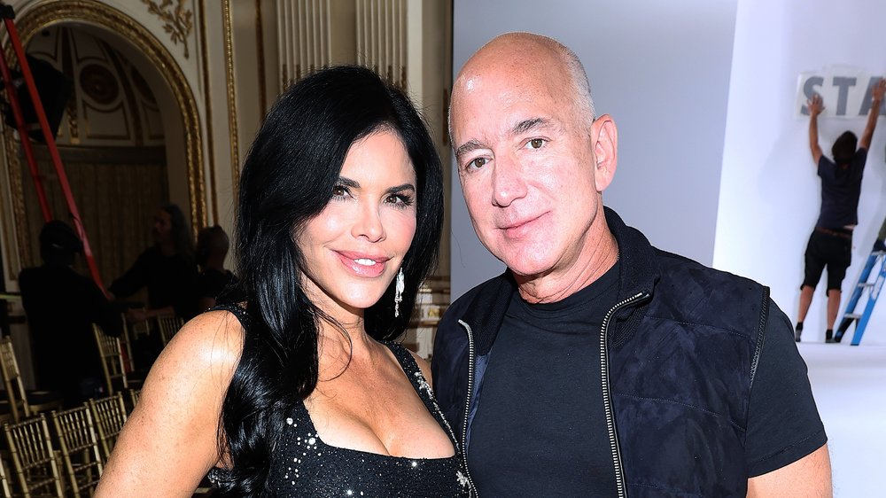 Jeff Bezos und Lauren Sánchez lieben Fernsehabende auf der Couch