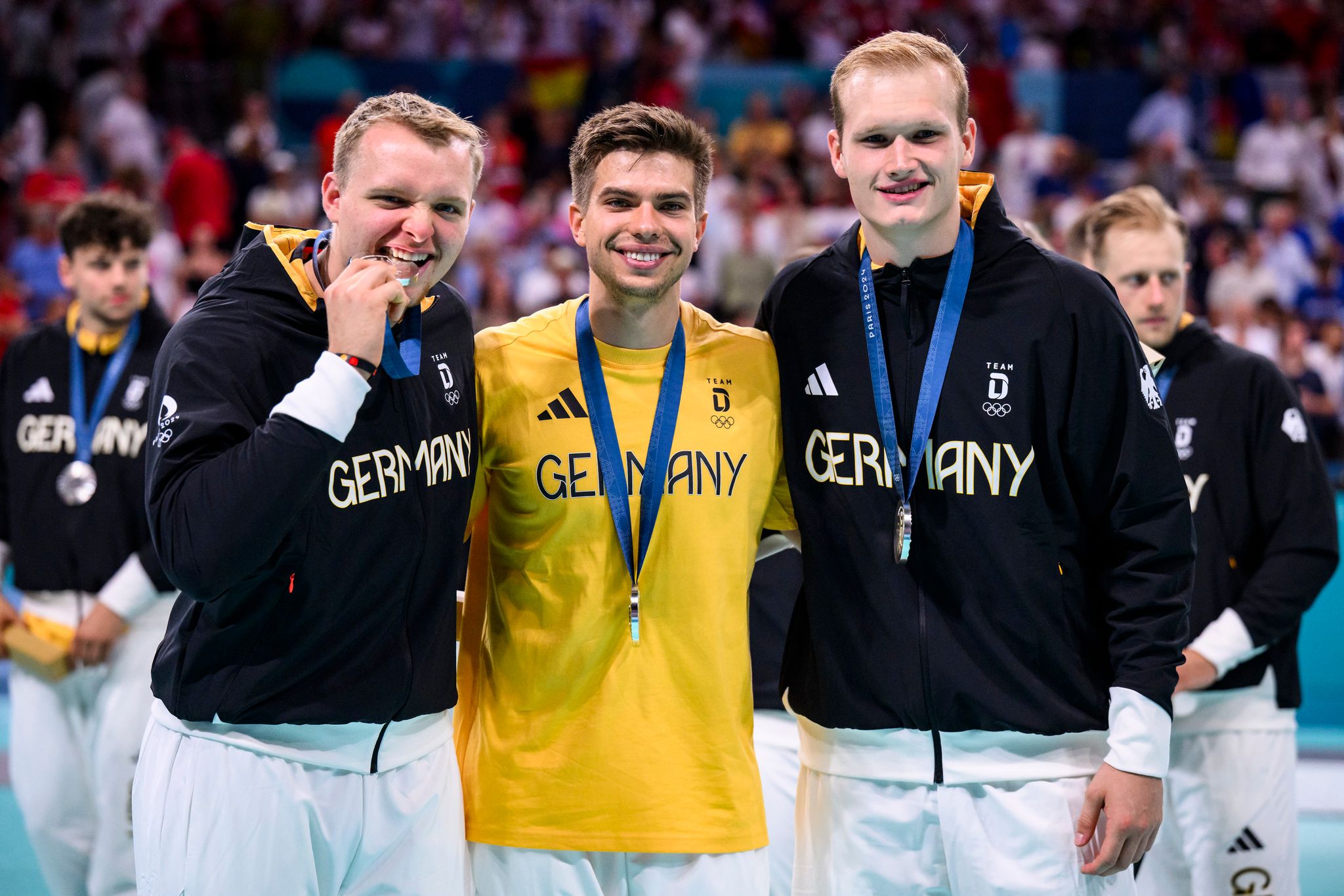 Deutsche Handballer feiern Silbermedaille ausgelassen in Lille