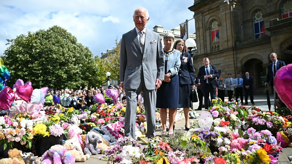 König Charles III. besucht Southport nach Messerangriff