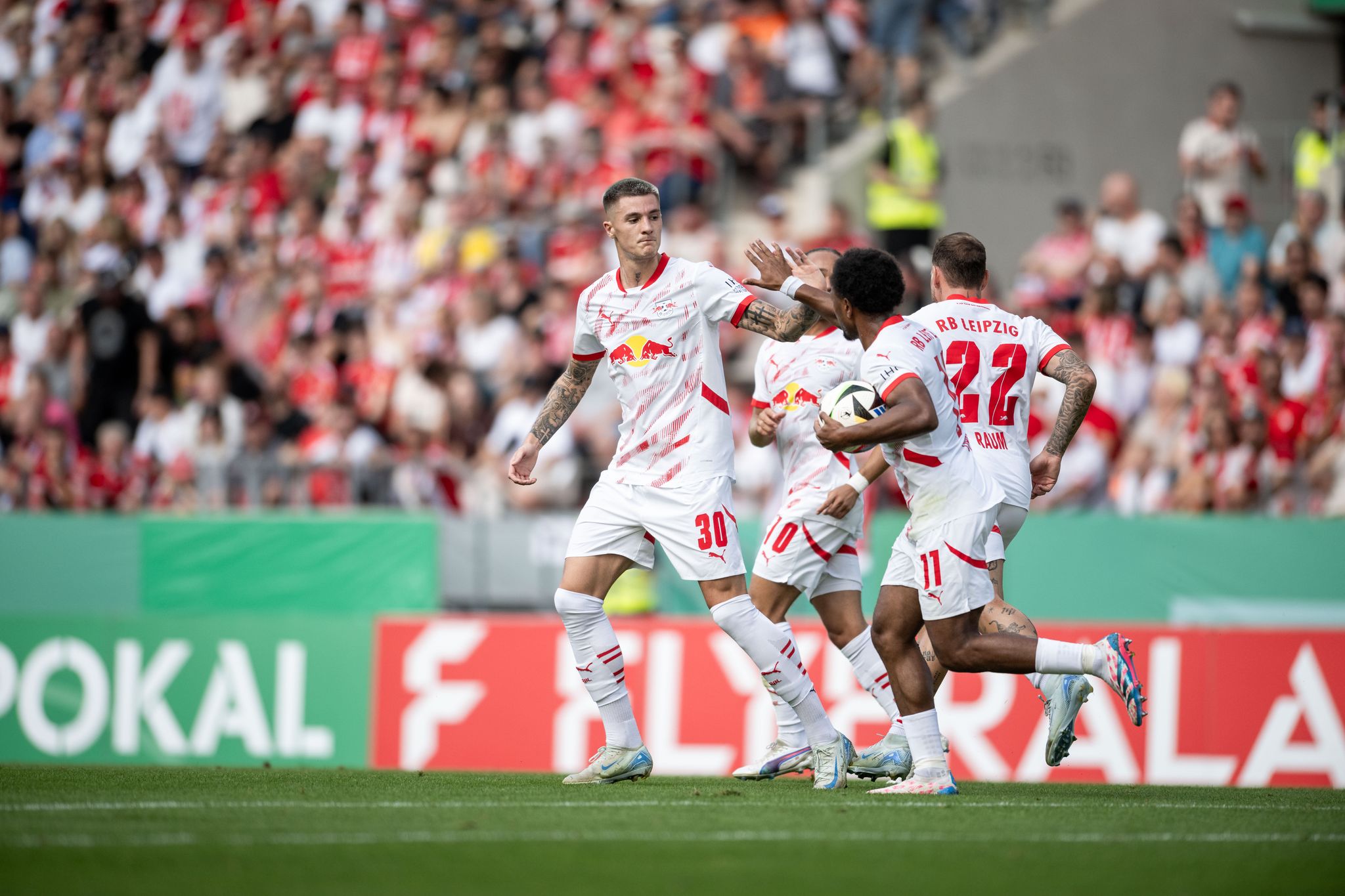 DFB-Pokal Favoriten siegen souverän in Runde zwei