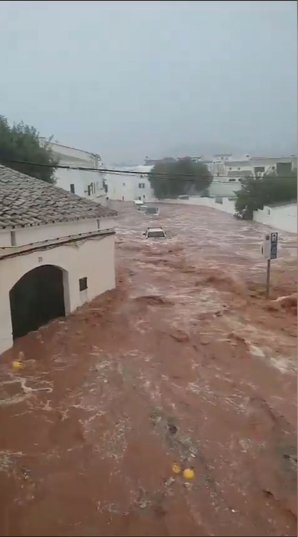 Unwetter auf Menorca: Häuser unter Wasser, Menschen auf Dächern gerettet