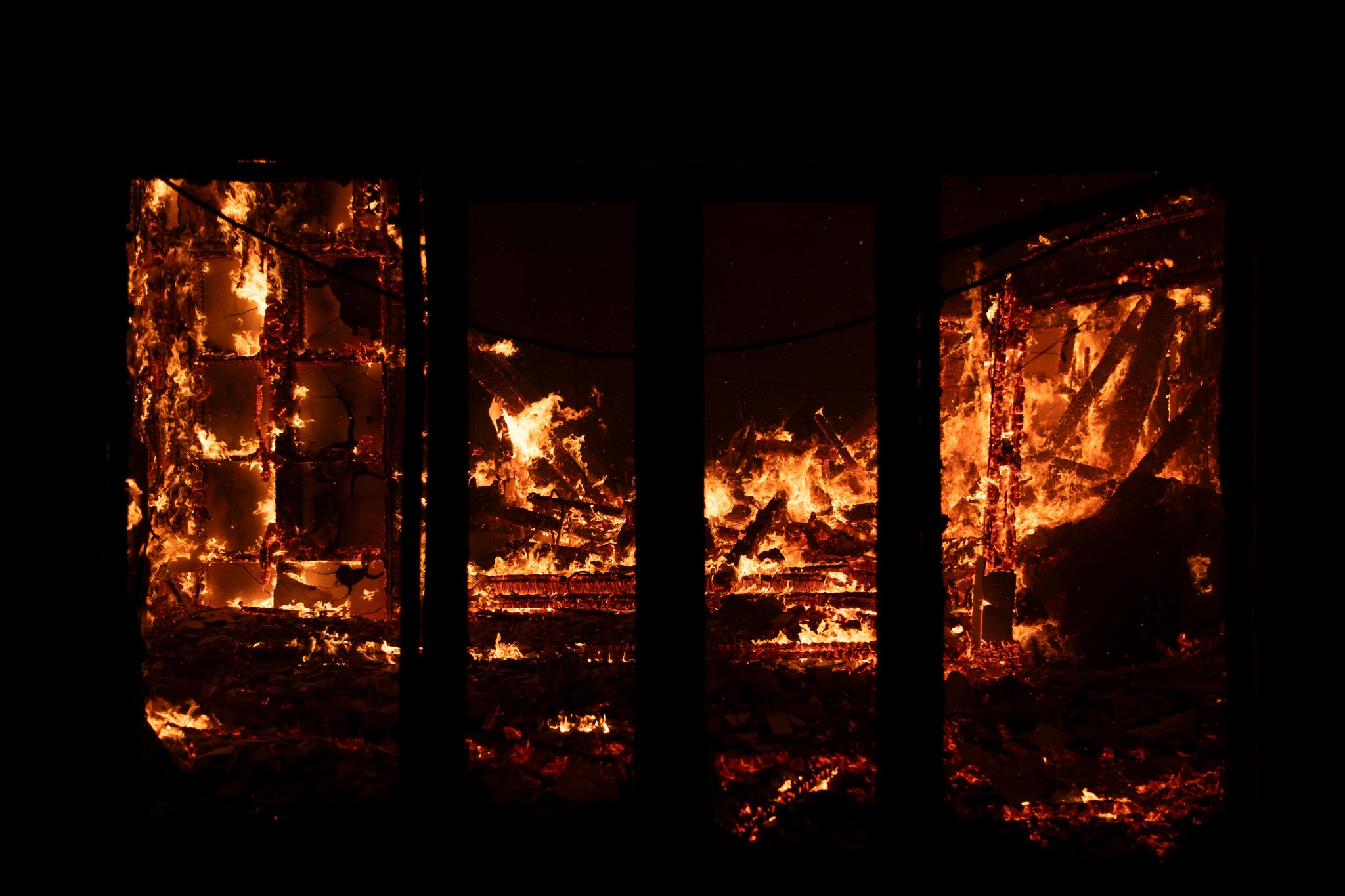 Feuerwehr kämpft gegen Großbrand in Athen, Rettungsdienst evakuiert Menschen und Krankenhäuser