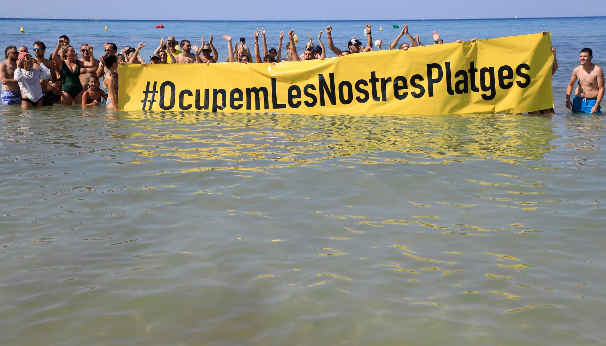 Gegner des Massentourismus demonstrieren am Ballermann