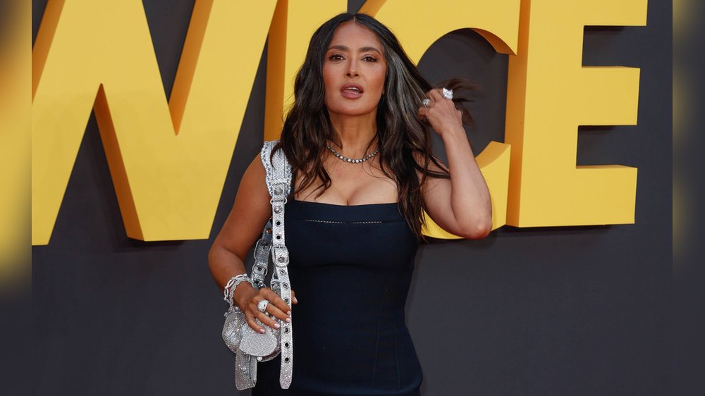 Salma Hayek schickt Grüße aus dem Urlaub – mit grauen Haaren