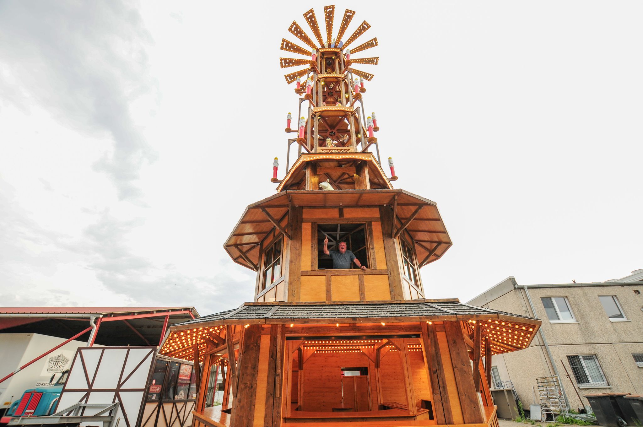 Eine der größten Weihnachtspyramiden der Welt entsteht