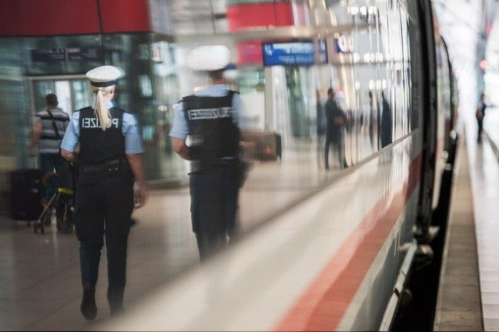 Frankfurt am Main: Aggressiver Reisender bedroht Zugpersonal