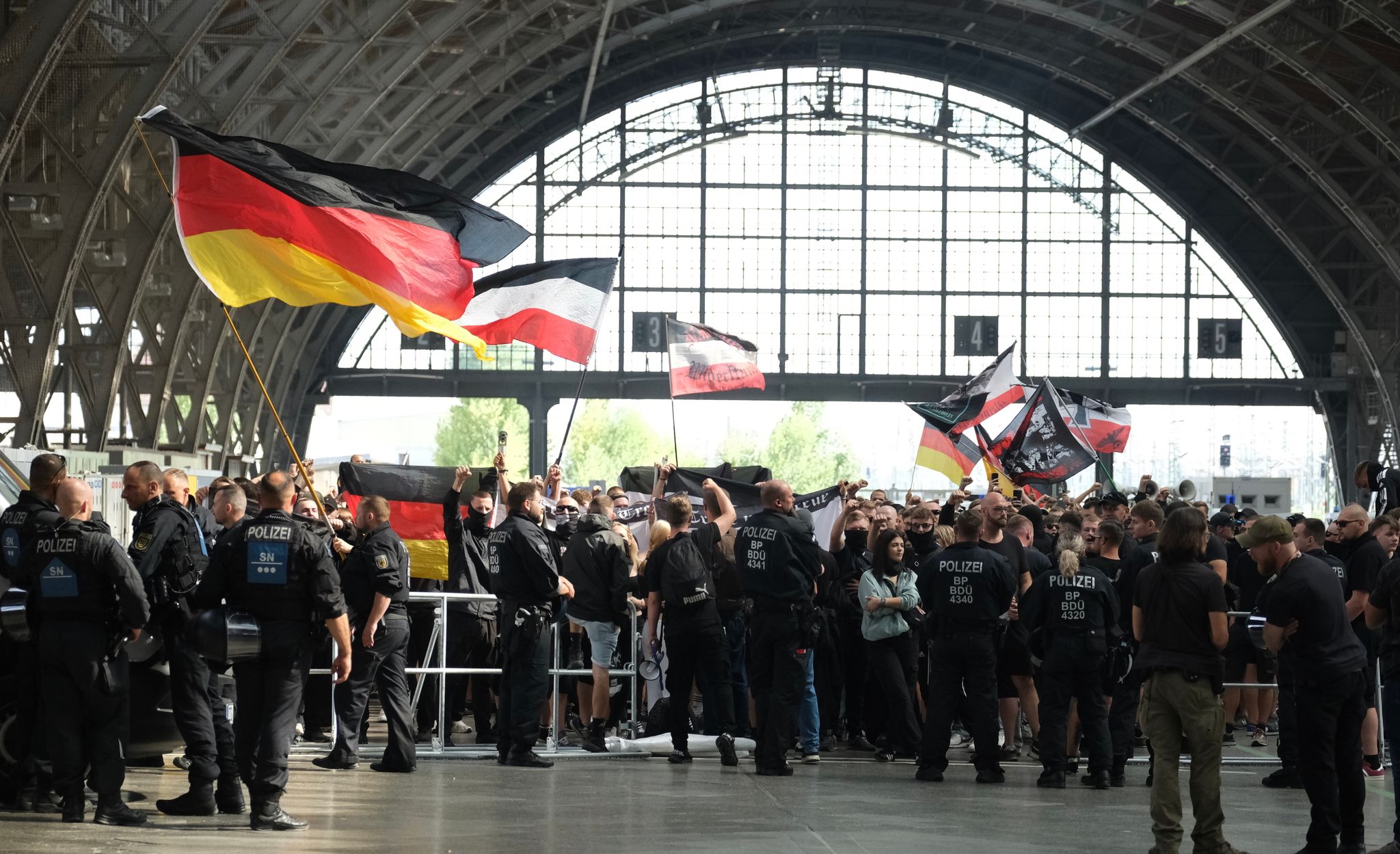 Neonazis beim CSD in Leipzig: Polizei beendet Veranstaltung vorzeitig