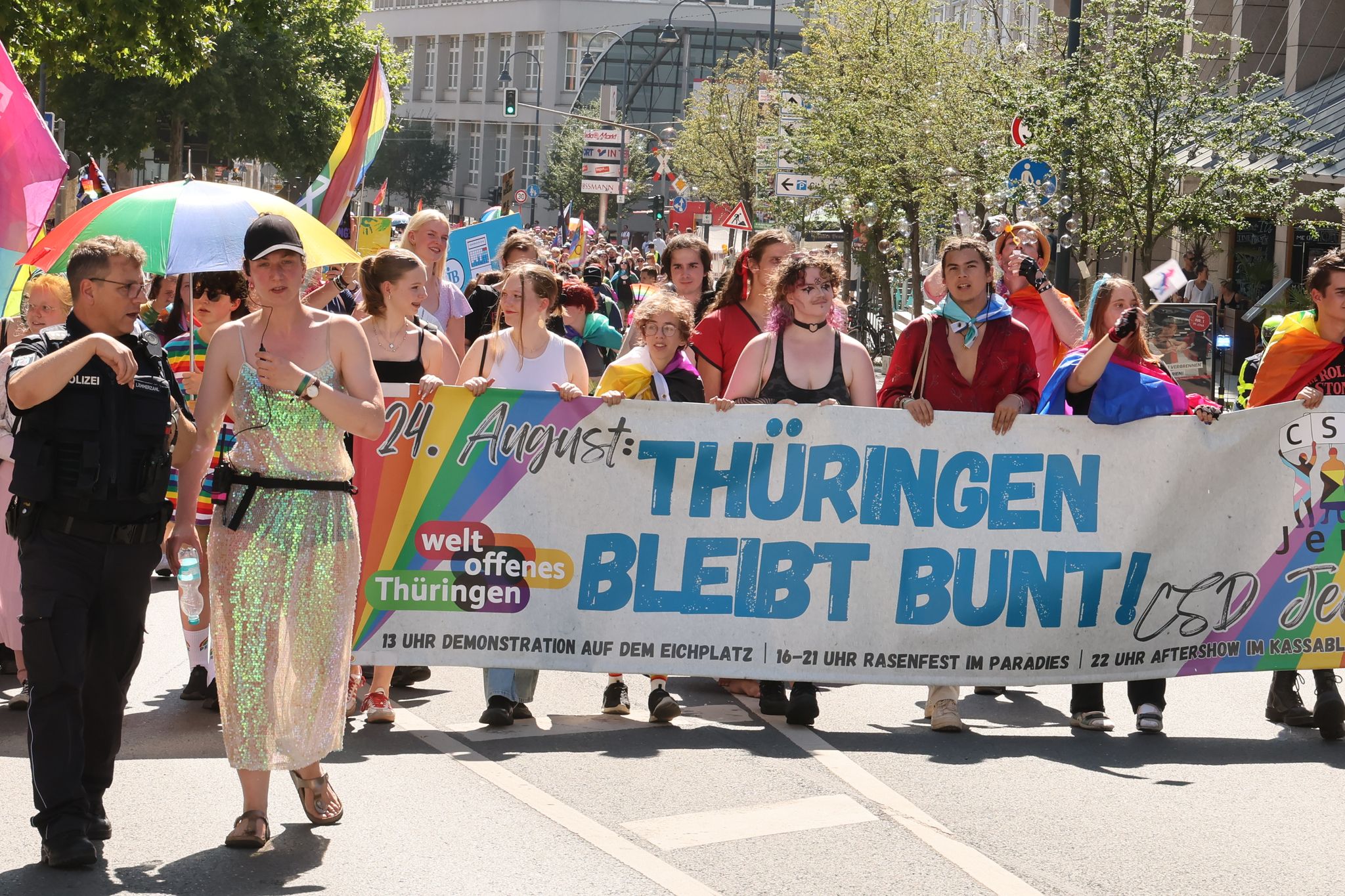 Tausende bei Pride-Paraden in Jena, Magdeburg und Bremen
