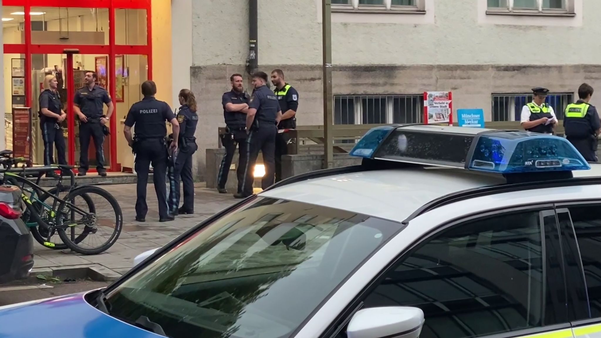 Schüsse der Polizei im Supermarkt – 31-Jährige getötet