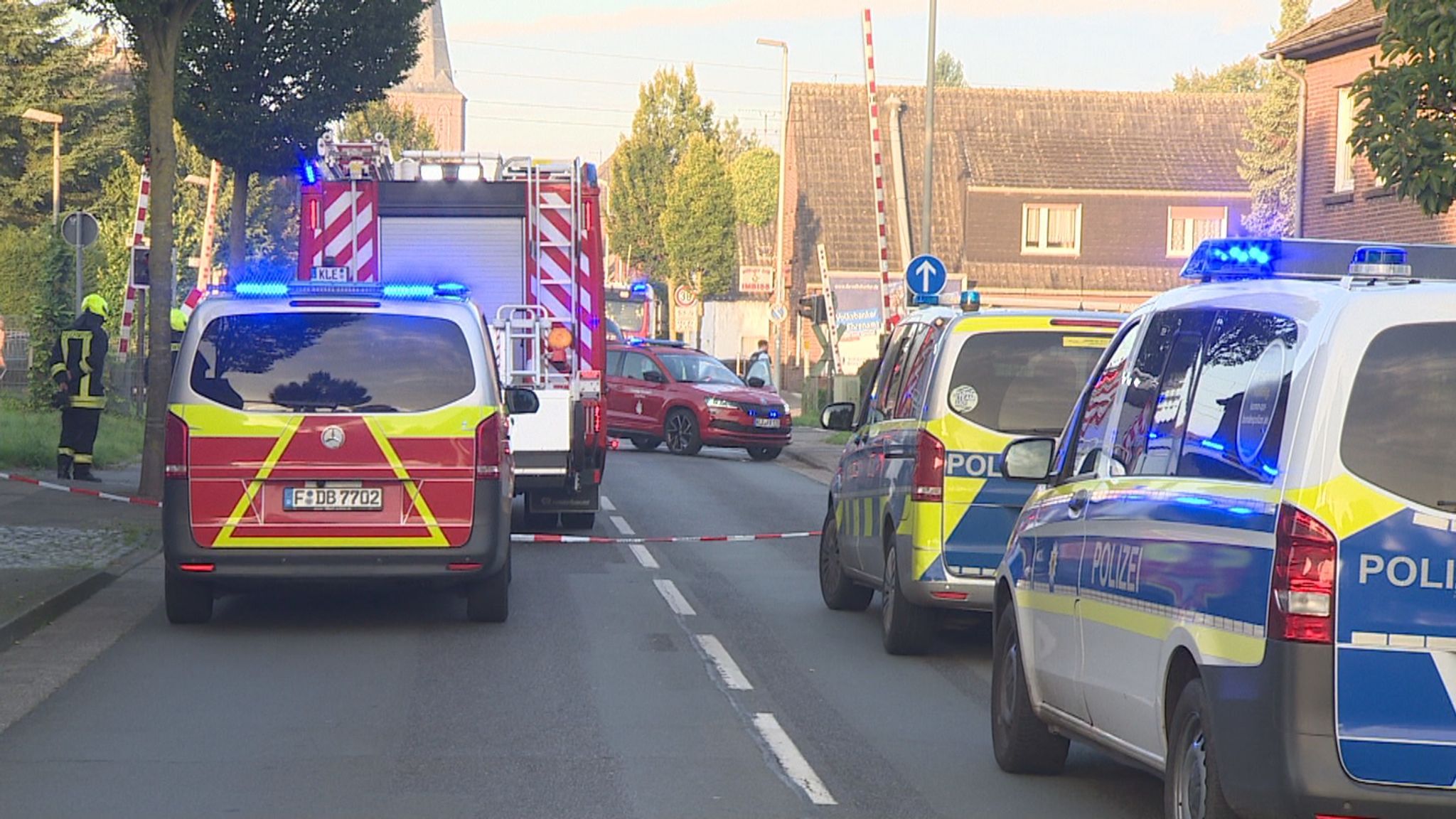 Tragischer Unfall an Bahnübergang in Rees: Mädchen von Zug getötet