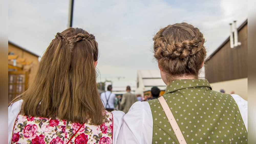 Wiesn 2024: Einfache Flechtfrisuren für den Trachtenlook