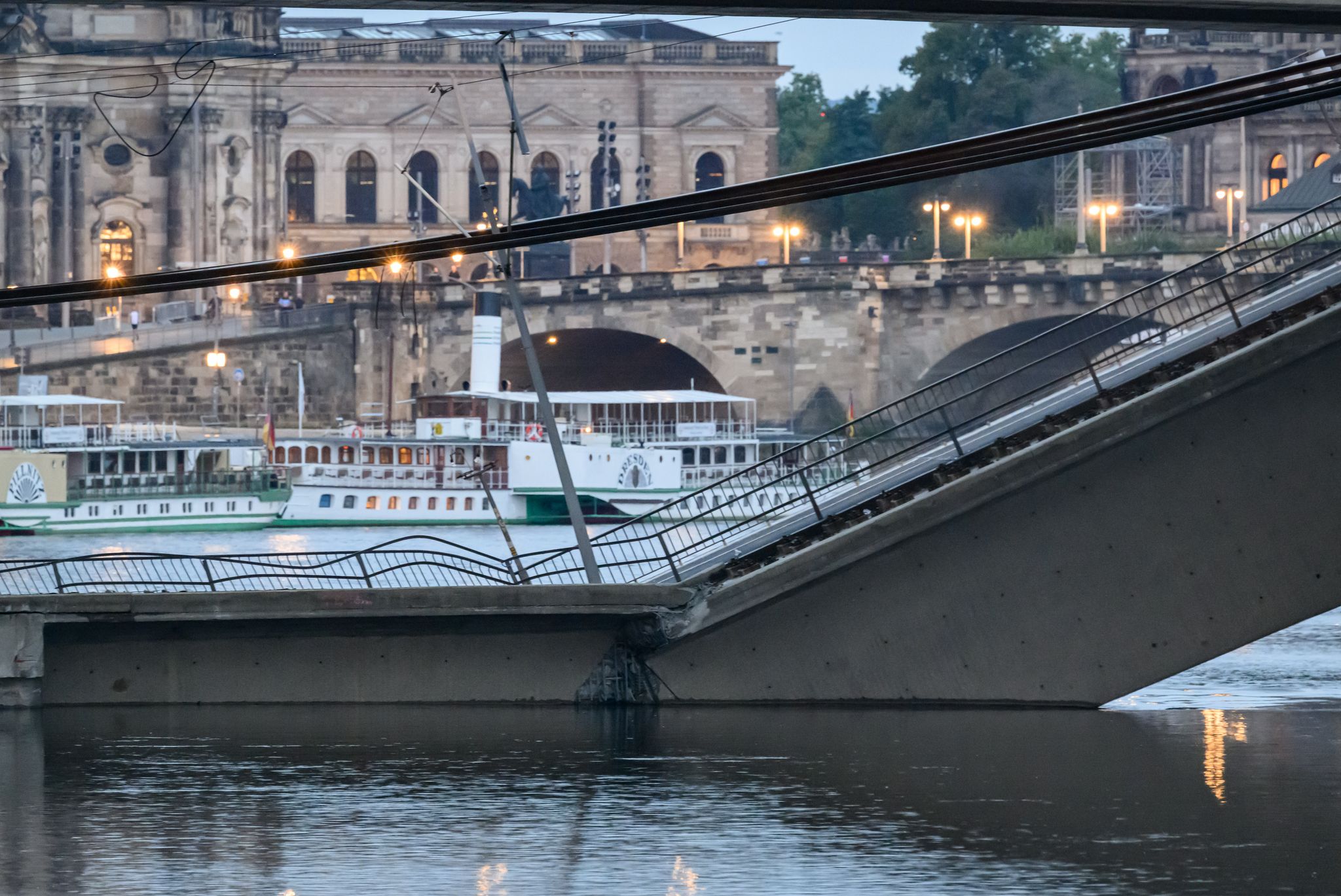 Teile der Carolabrücke in Dresden eingestürzt