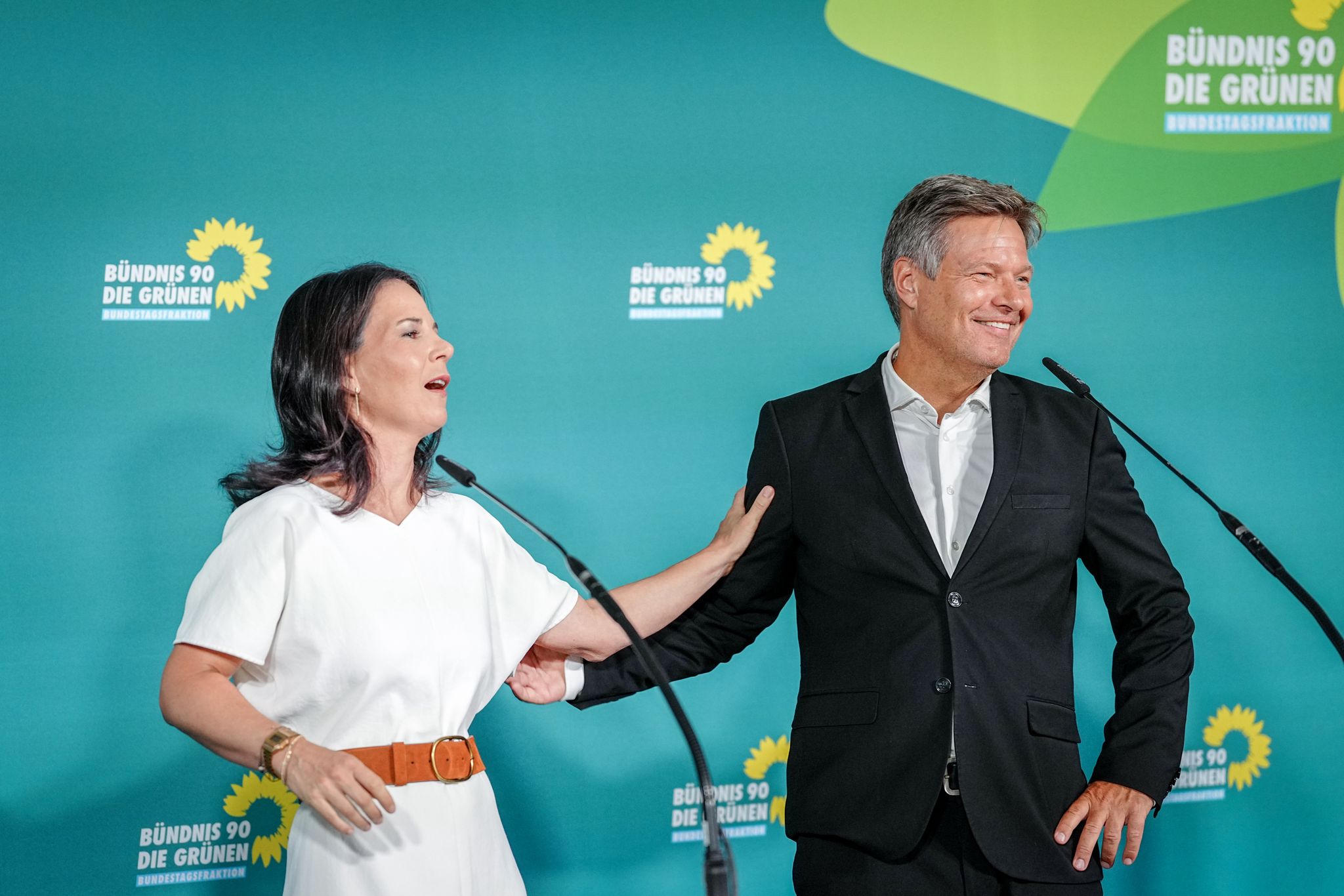 Baerbock: Schweißperlen liegen weniger an Robert Habeck