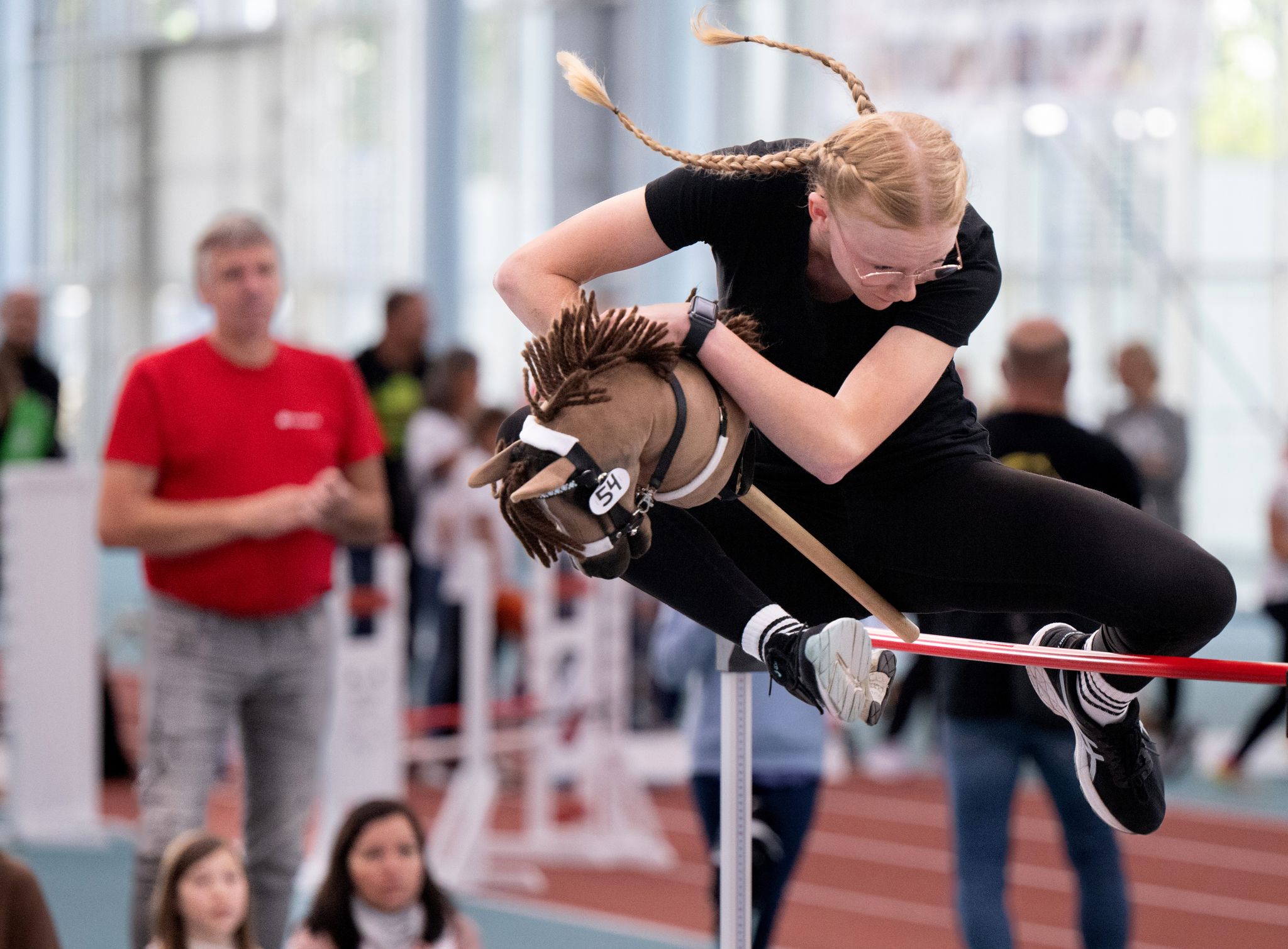 Stelldichein der Steckenpferde: Deutsche Meisterschaften im Hobby Horsing in Frankfurt