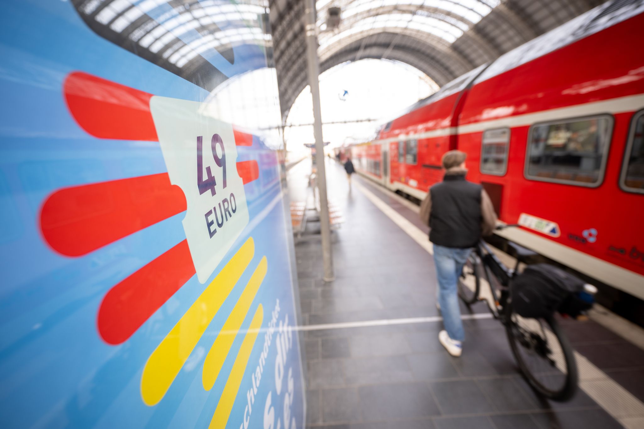 Teureres D-Ticket: Sozialtarif und Preisgarantie gefordert