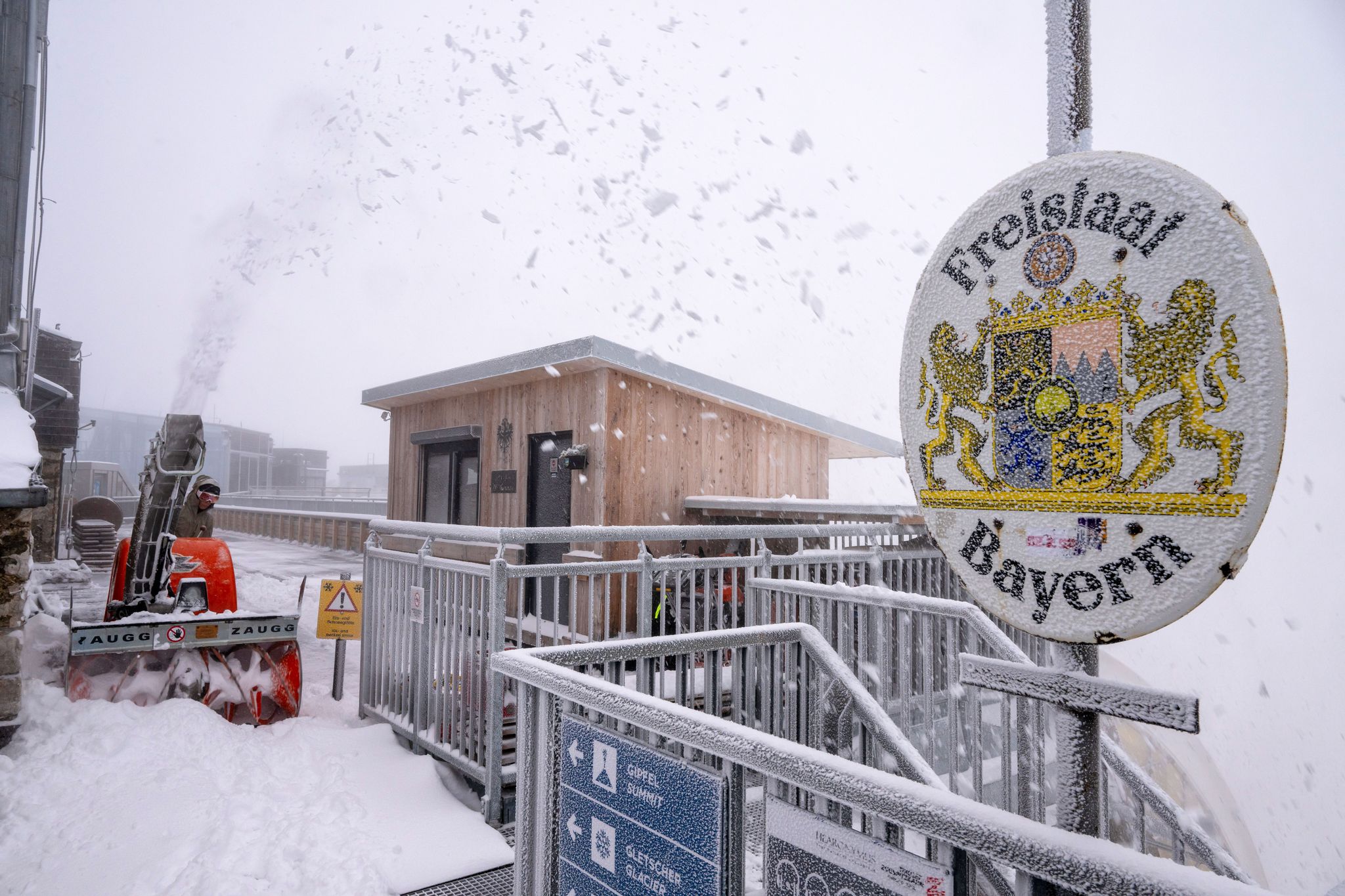 Schnee in den Bergen – Schirm raus für den Dauerregen