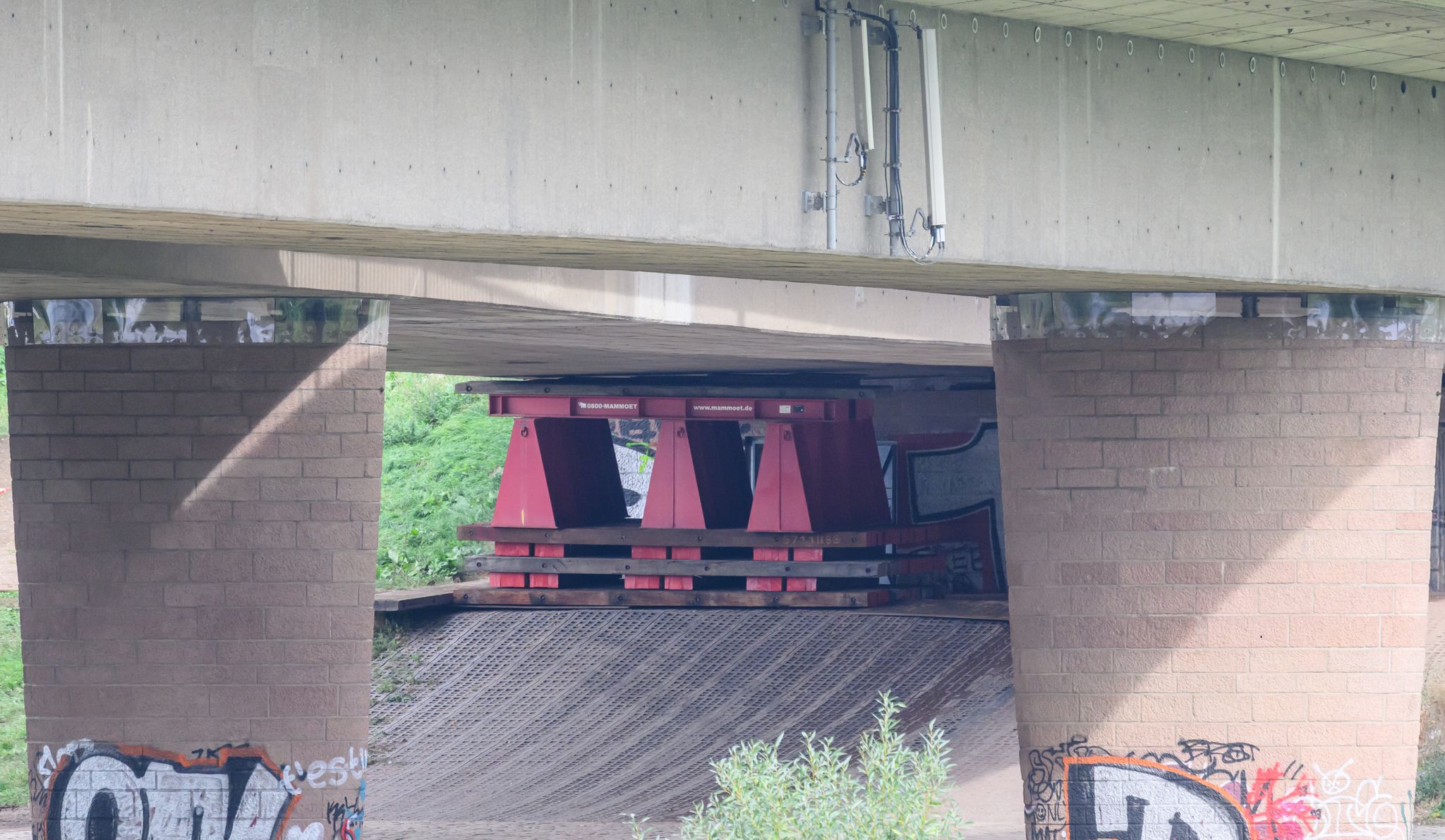 Teilweise eingestürzte Dresdner Elbbrücke in Gefahr