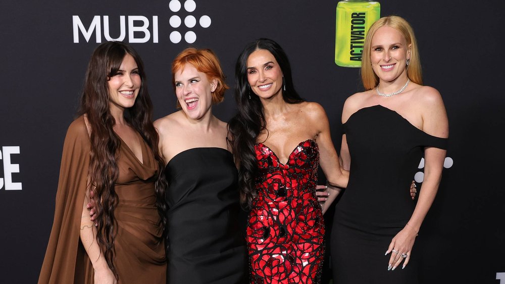 Demi Moore strahlt bei 