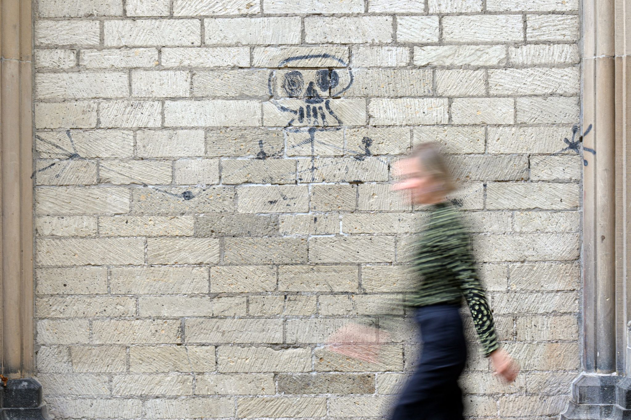 Putzkräfte wischen bekanntes Kunstwerk weg
