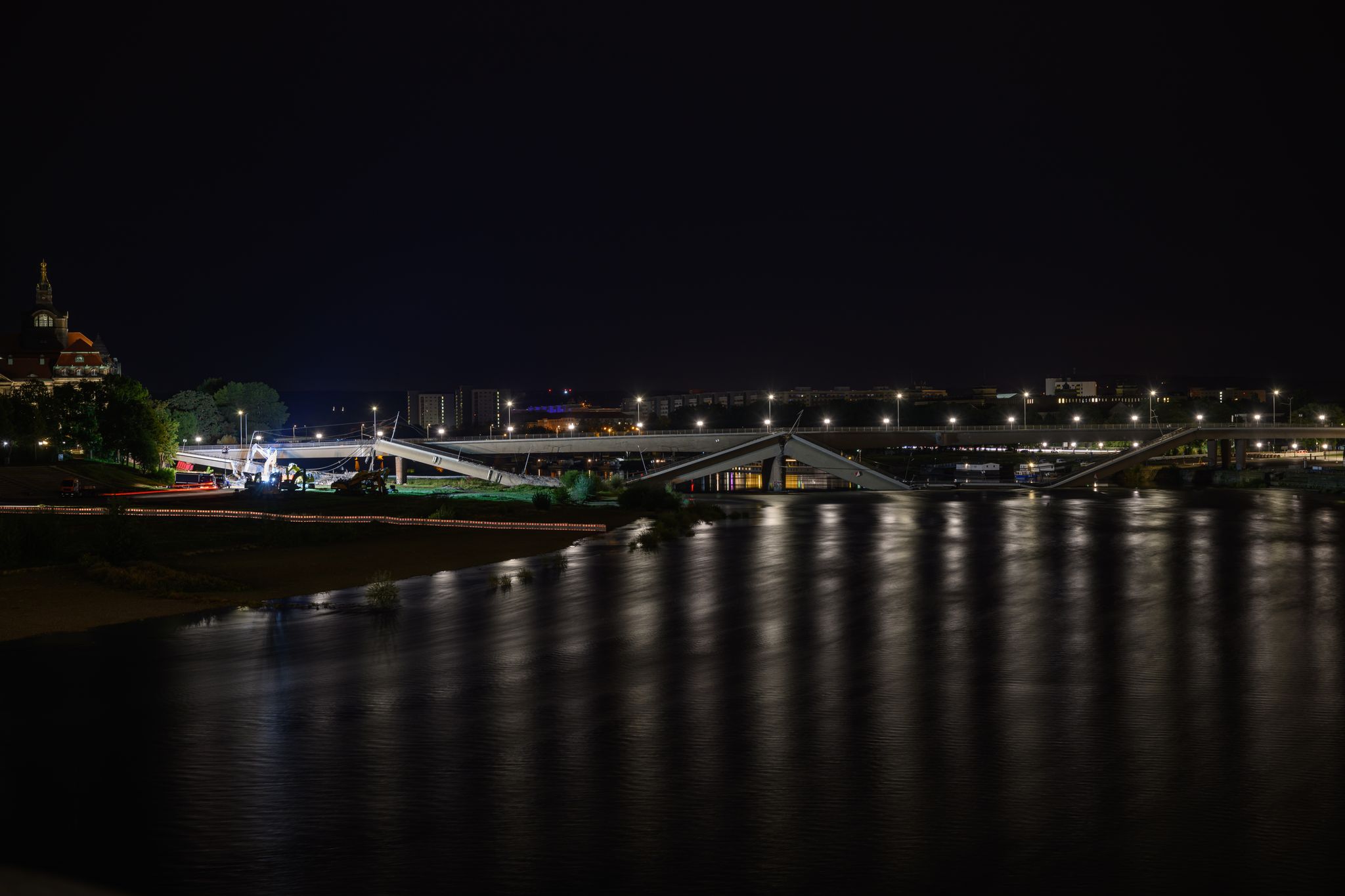 Teil der Carolabrücke in Dresden eingebrochen,Brückenzug mit Straßenbahngleisen in die Elbe gestürzt, Hochwassergefahr steigt.