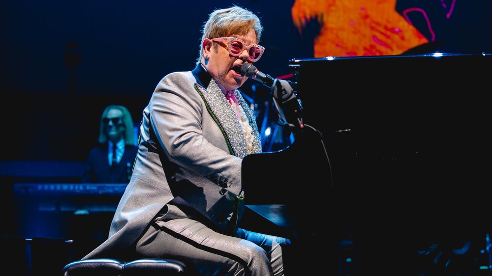 Elton John kämpft mit Augeninfektion und bleibt positiv