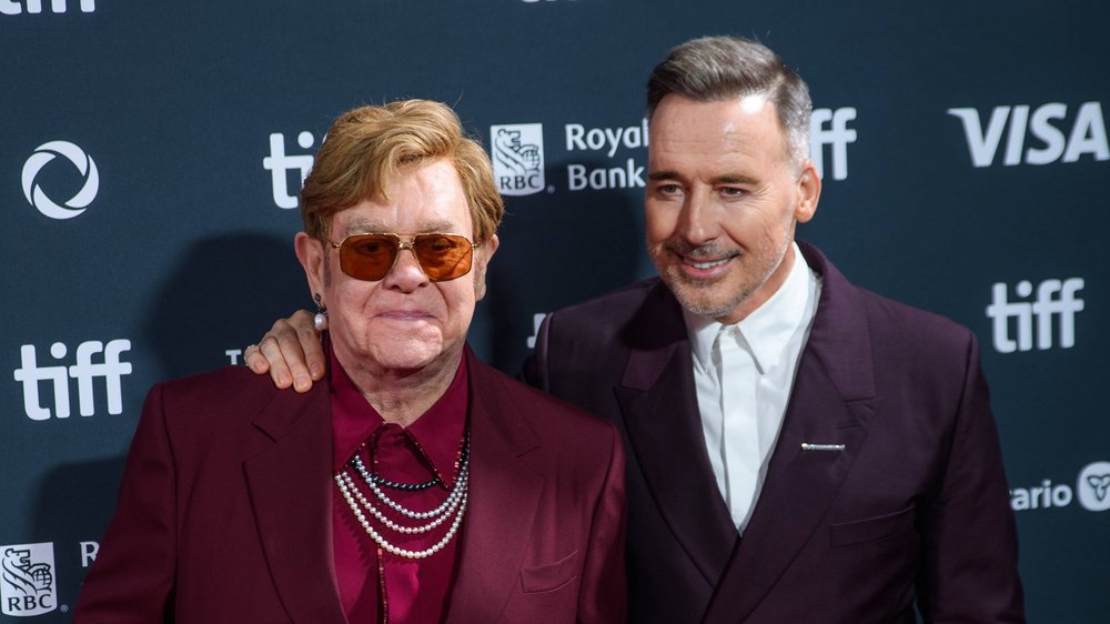 Elton John trotz Augeninfektion bei Weltpremiere in Toronto