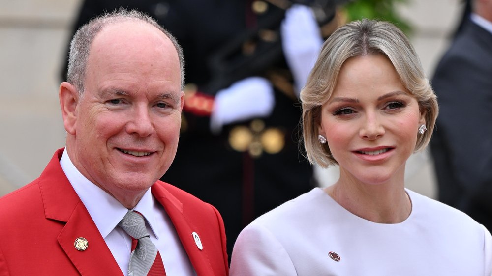 Wassersportevent: Fürstin Charlène Arm in Arm mit Fürst Albert II.
