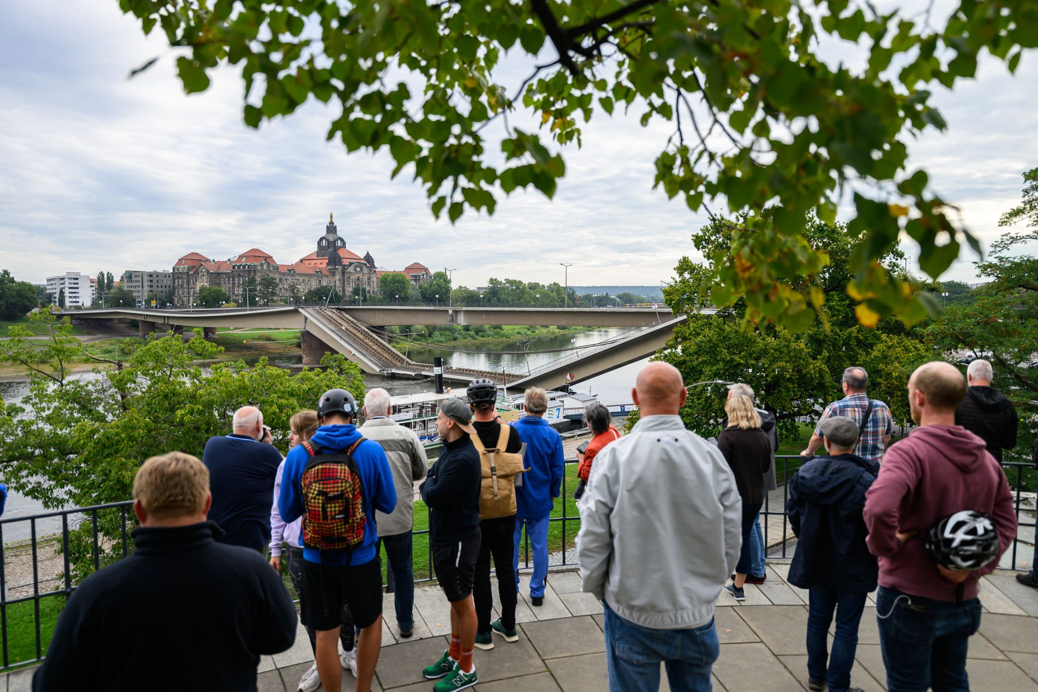 Noch stehende Teile der Carola-Brücke bleiben gesperrt