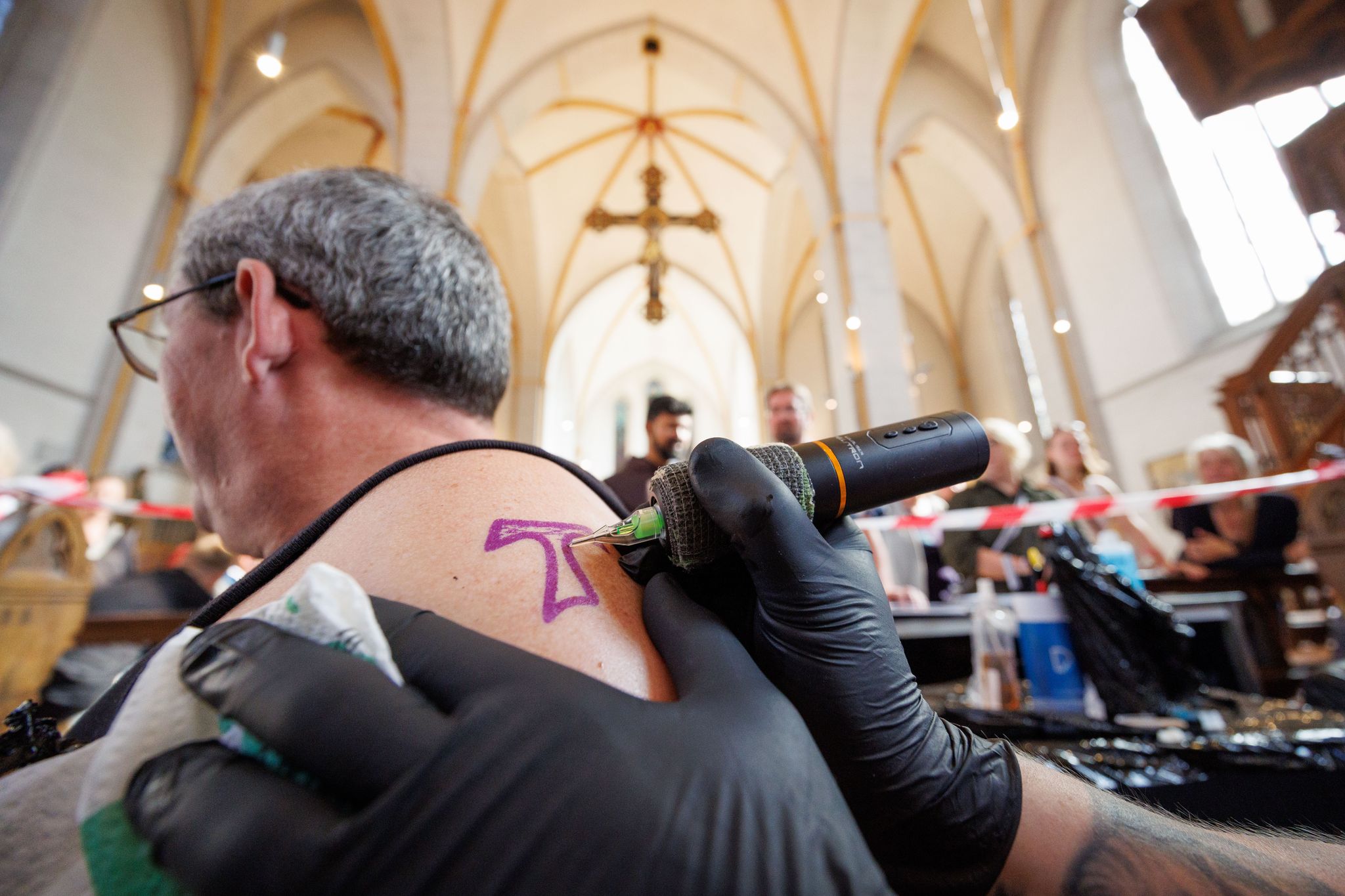 Christliches Tattoo nach Gottesdienst: Glaube unter die Haut