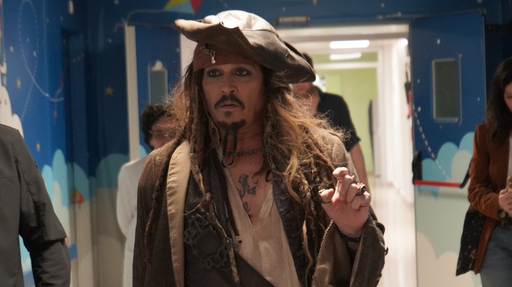 Johnny Depp besucht Kinderkrankenhaus als Captain Jack Sparrow