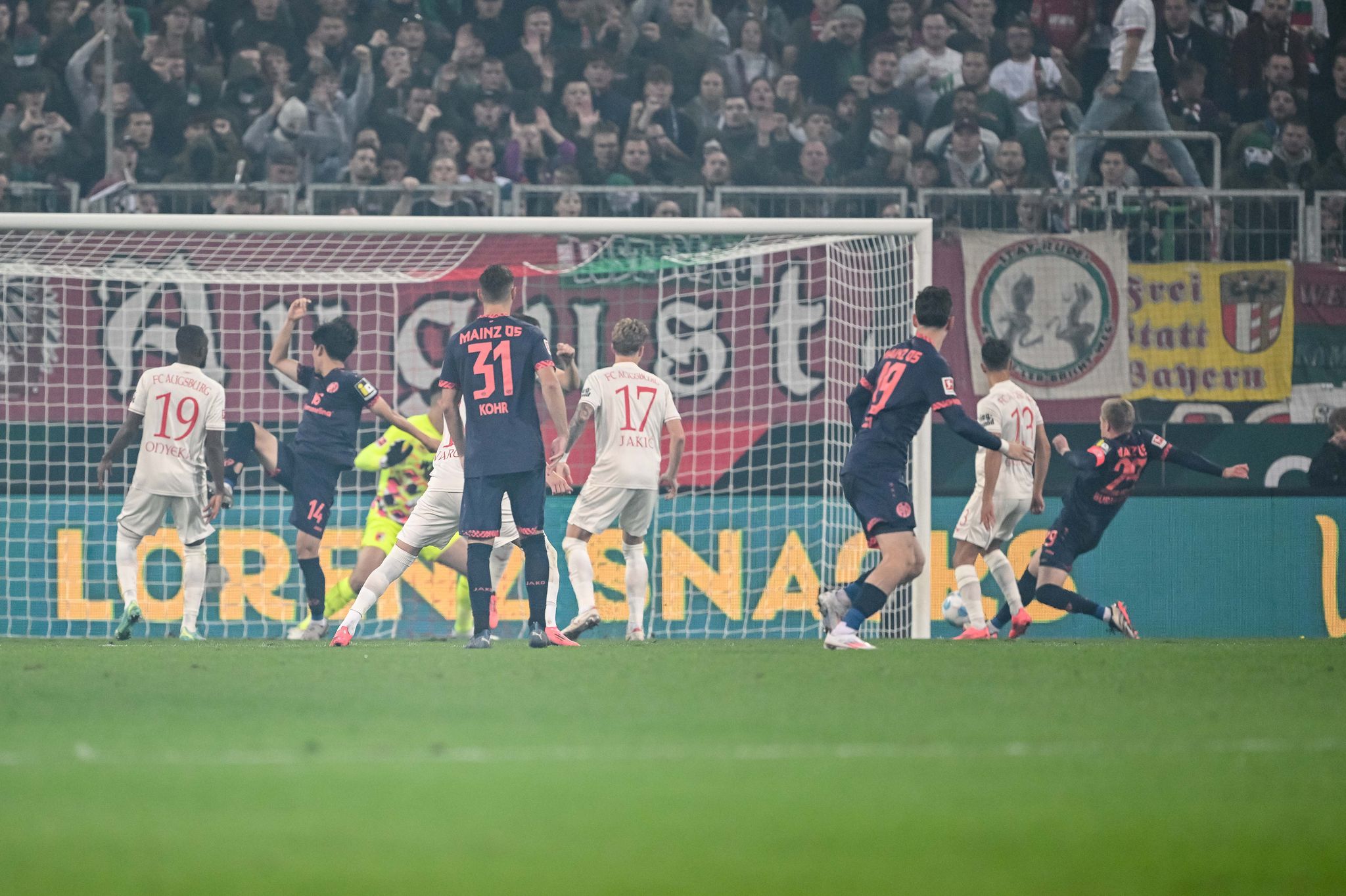 Mainz feiert ersten Saisonsieg gegen Augsburg,Matchwinner Burkardt führt Mainz mit zwei Toren zum Sieg gegen Augsburg.